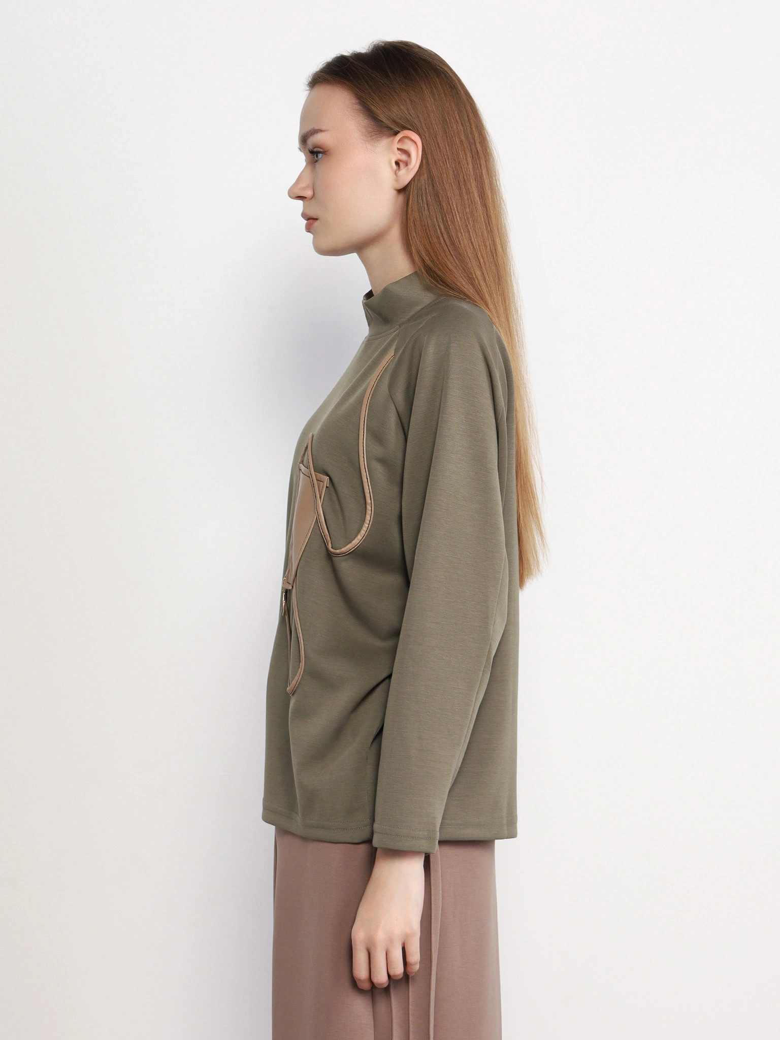 Джемпер цвета хаки с декоративной контрастной отделкой